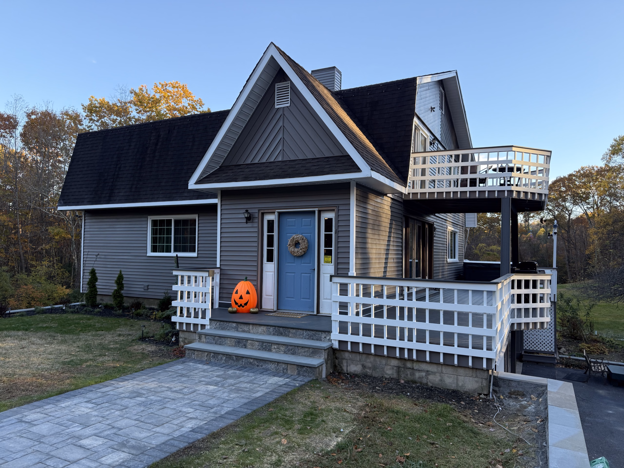 Finished entry of the Middlebury CT vinyl siding project